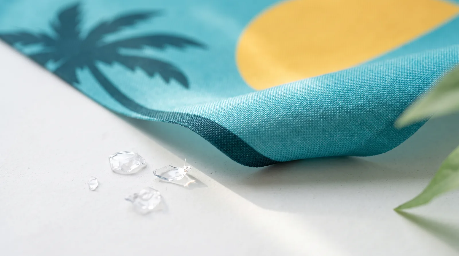 Nahaufnahme von bedrucktem Fahnenstoff mit Wassertropfen – wetterfestes ECO-MAT-Material von Chill & Easy