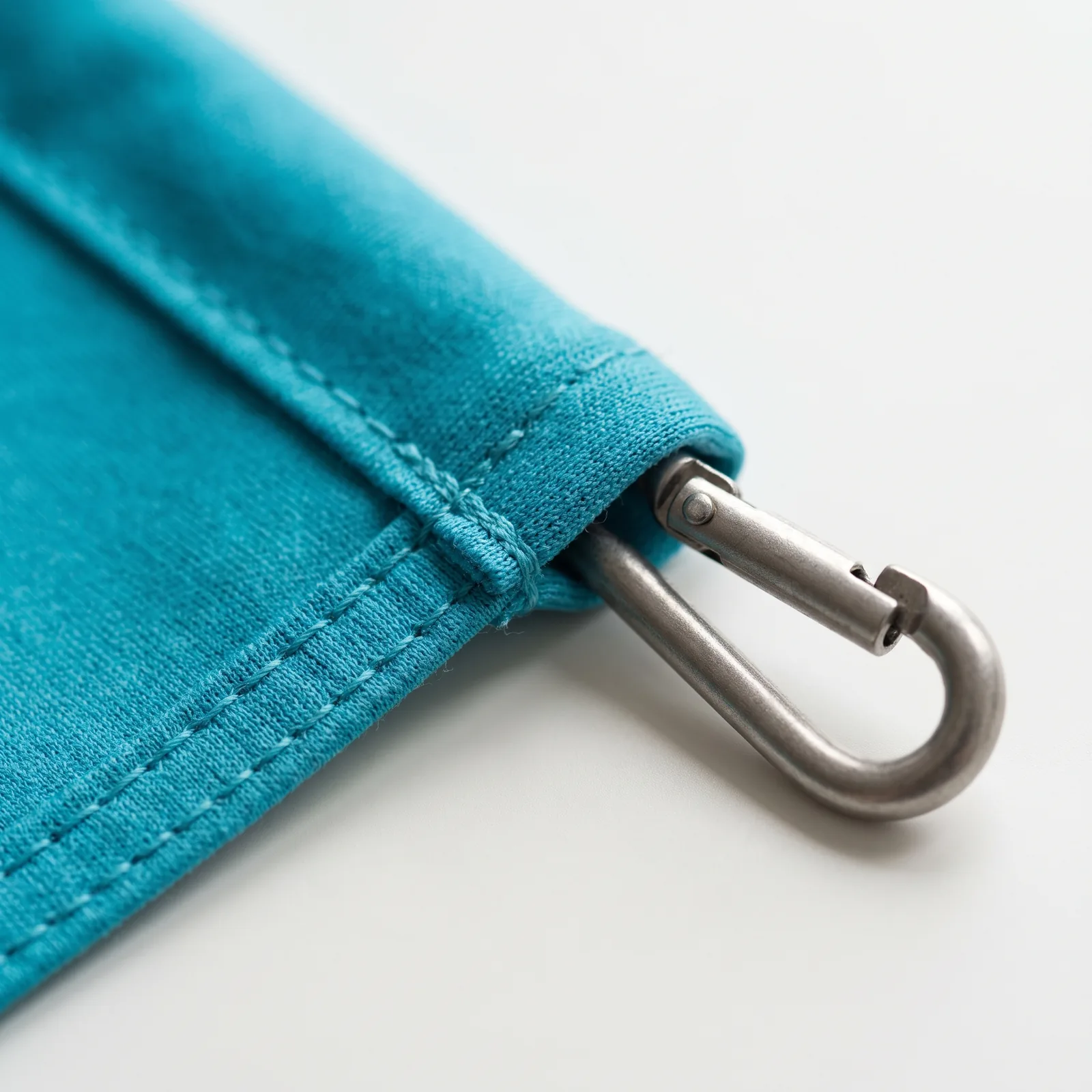 Detail einer Fahne: Hohlsaum mit Karabiner und Sicherheitssaum – Chill & Easy